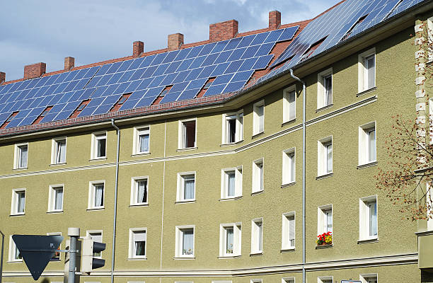 maison solaire appartement - klimaschutz photos et images de collection