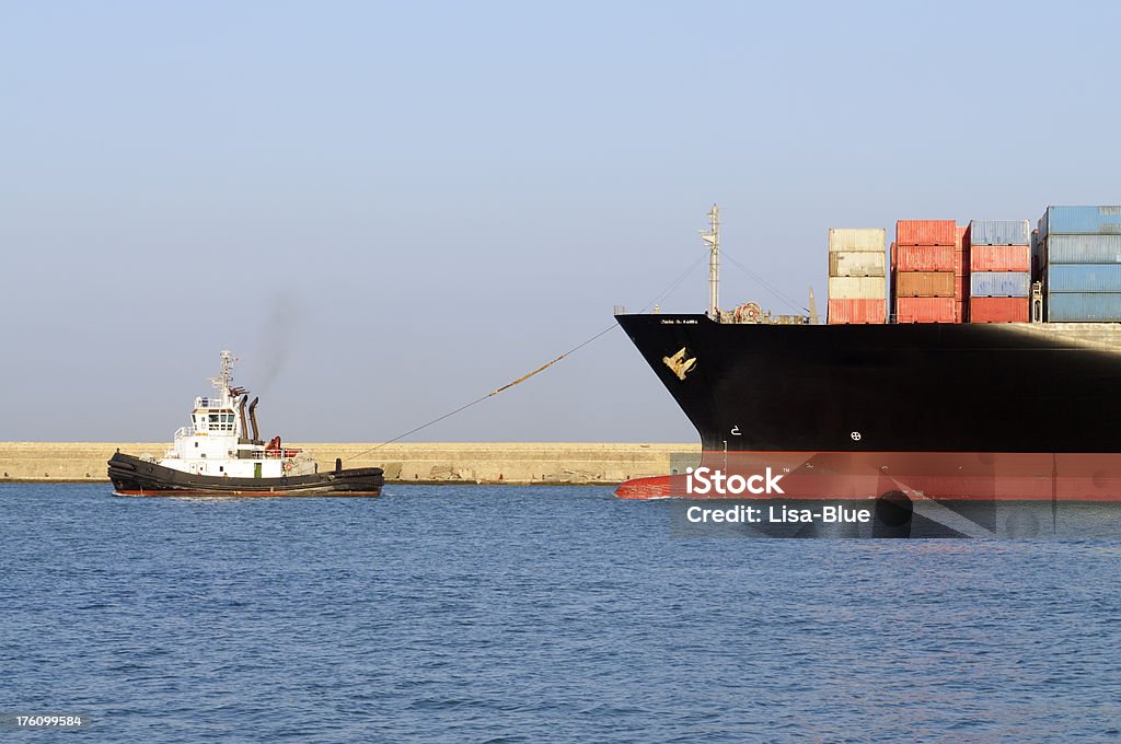 Porte-conteneurs et un bateau Remorqueur - Photo de Affaires internationales libre de droits