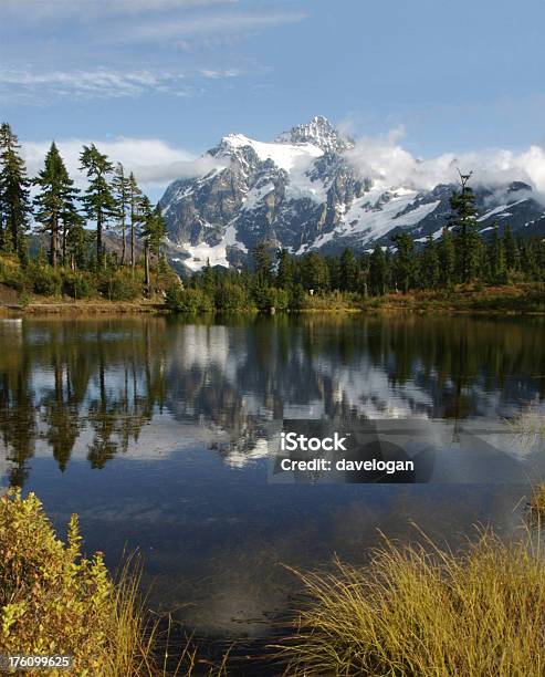 Hermoso Monte Shuksan Foto de stock y más banco de imágenes de Agua - Agua, Belleza, Belleza de la naturaleza