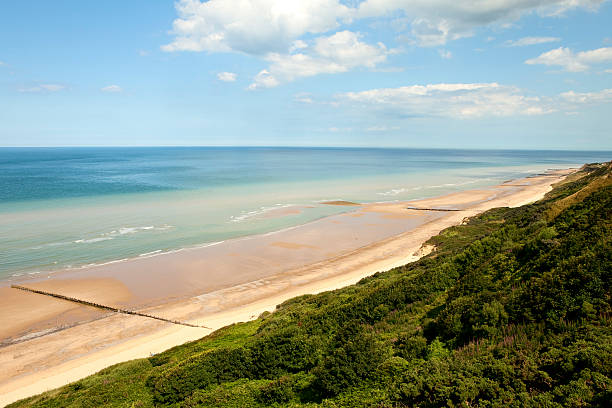 Vista de penhascos de cromer praia em dia de verão ideal - foto de acervo