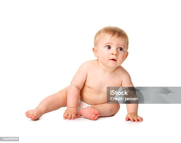 Piccolo Bambino Seduto - Fotografie stock e altre immagini di 12-23 mesi - 12-23 mesi, 6-11 Mesi, Adulto
