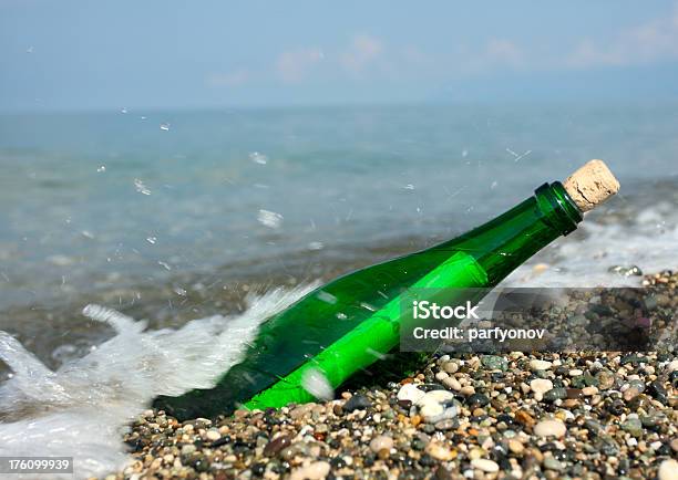 Messaggio In Una Bottiglia Verde - Fotografie stock e altre immagini di Acqua - Acqua, Assistenza, Bagnato