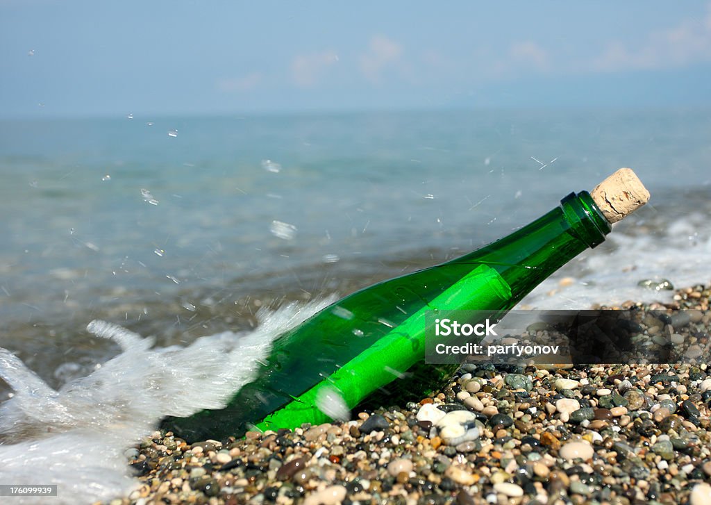メッセージにグリーンのボトル - つながりのロイヤリティフリーストックフォト
