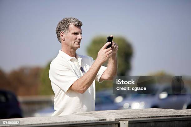 Caucasiano Homem Com A Câmara Do Telefone - Fotografias de stock e mais imagens de 50 Anos - 50 Anos, 55-59 anos, A usar um telefone