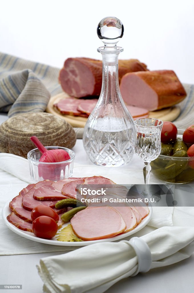 Épicerie fine (delicatessen) de viande servies avec de la vodka - Photo de Ail - Légume à bulbe libre de droits