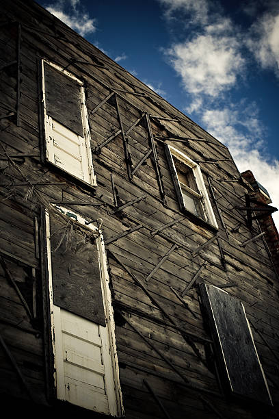 vecchio abbandonato edificio in legno - ca02 foto e immagini stock