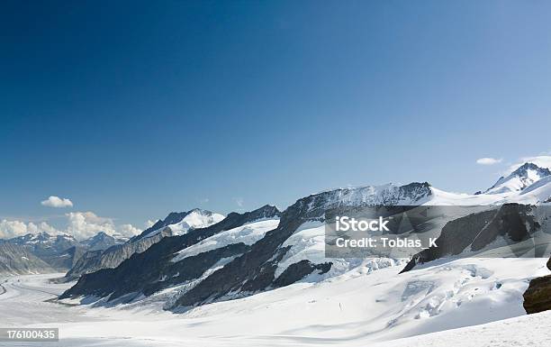 Blauer Himmel Über Schneebedeckte Berge Stockfoto und mehr Bilder von Aletschgletscher - Aletschgletscher, Alpen, Blau