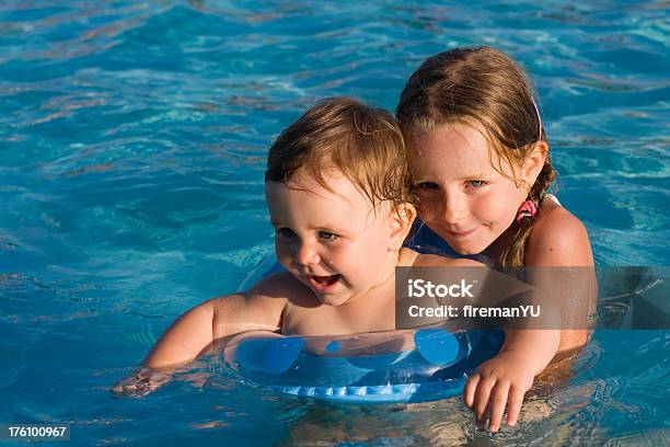 Hermana Abrazar Brother Foto de stock y más banco de imágenes de Abrazar - Abrazar, Agua, Alegría