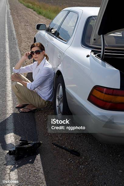 Problemas De Automóviles Foto de stock y más banco de imágenes de Adulto - Adulto, Avería de coche, Ayuda