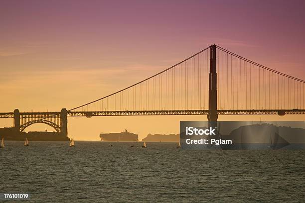 El Histórico Puente Golden Gate Foto de stock y más banco de imágenes de Acero - Acero, Agua, Aire libre