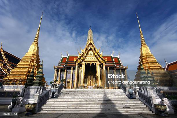 Palace Und Zwei Goldpagoden Im Wat Phra Keow Stockfoto und mehr Bilder von Asien - Asien, Bangkok, Baum