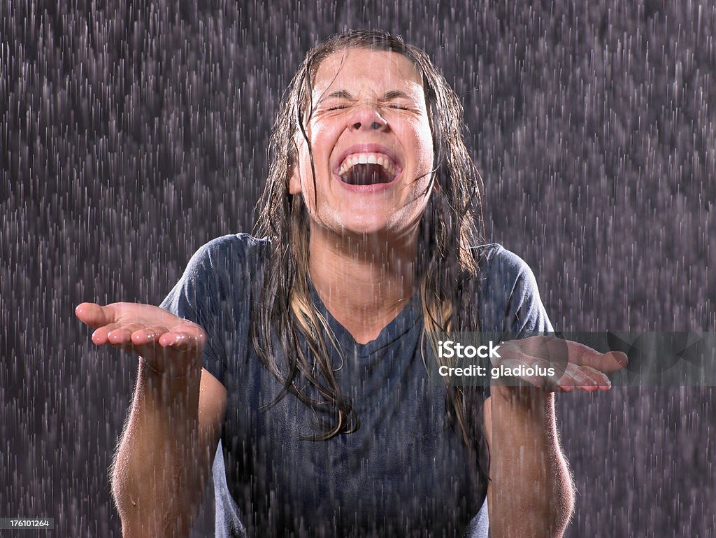 Portait von Teenager-Mädchen in einem Regen - Lizenzfrei Weiblicher Teenager Stock-Foto