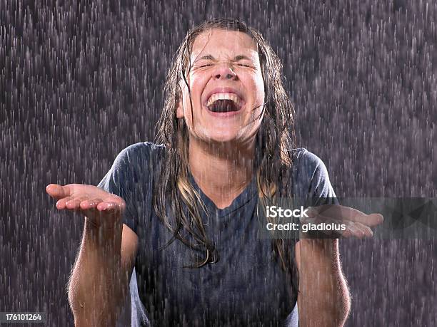 Portait Von Teenagermädchen In Einem Regen Stockfoto und mehr Bilder von Weiblicher Teenager - Weiblicher Teenager, Handfläche nach oben, Lachen