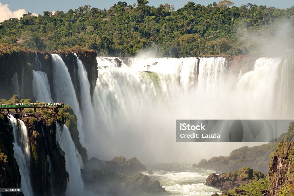Touristes en regardant les chutes d'Iguazu - Photo de Rivière Parana libre de droits
