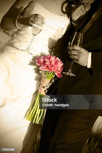 Foto de Buquê De Casamento e mais fotos de stock de Bouquet - Bouquet, Casal Heterossexual, Casamento