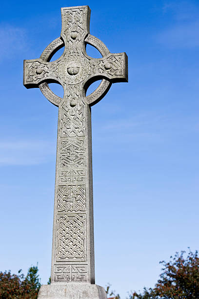 кельтский крест - celtic cross cross shape blue vertical стоковые фото и изображения