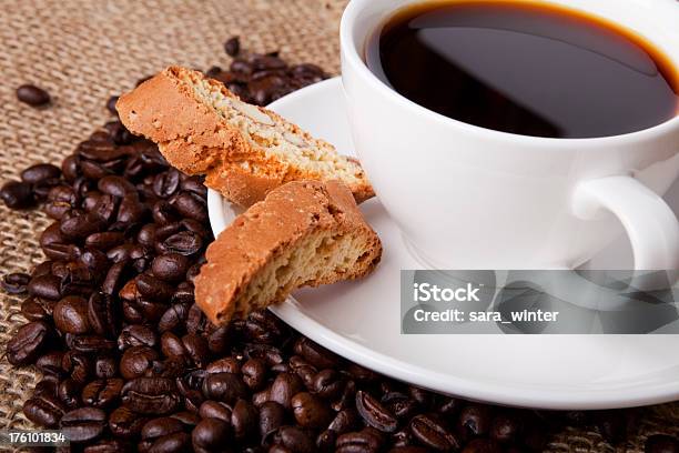 Tasse Kaffee Mit Italienischen Cantuccini Cookie Auf Jute Stoff Stockfoto und mehr Bilder von Beige