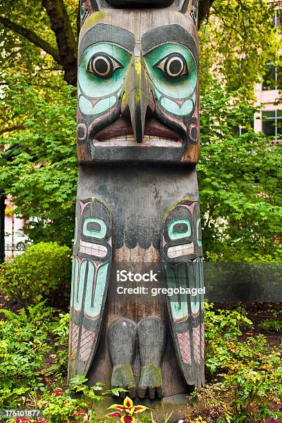 Foto de Mastro Totêmico No Pioneer Square Em Seattle Wa e mais fotos de stock de Arte - Arte, Seattle, Arbusto