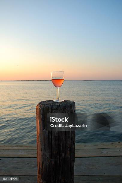 Rose Wine Füllung Glas Auf Bay Pier Im Sonnenuntergang Stockfoto und mehr Bilder von Wasserrand