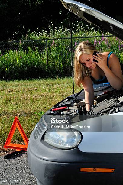 Jovem Mulher No Telefone Que Fixa Aluguer De - Fotografias de stock e mais imagens de 20-24 Anos - 20-24 Anos, 20-29 Anos, A usar um telefone