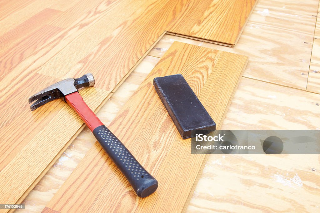 Instalando nuevos pisos laminados - Foto de stock de Bricolaje libre de derechos