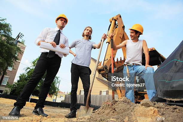 Foto de Verificando Os Planos e mais fotos de stock de Adulto - Adulto, Apartamento, Arquitetura