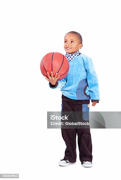 かわいい小さな男の子バスケットボールを - カットアウトのストックフォトや画像を多数ご用意 - カットアウト, ボール, 男の子