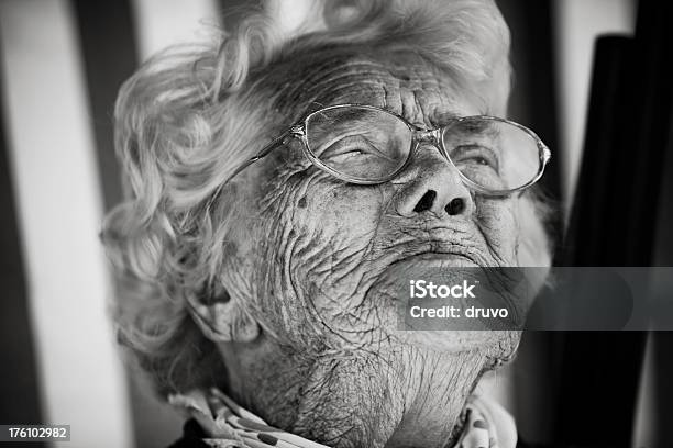 頭シニア女性 - モノクロのストックフォトや画像を多数ご用意 - モノクロ, ライフスタイル, 人の顔