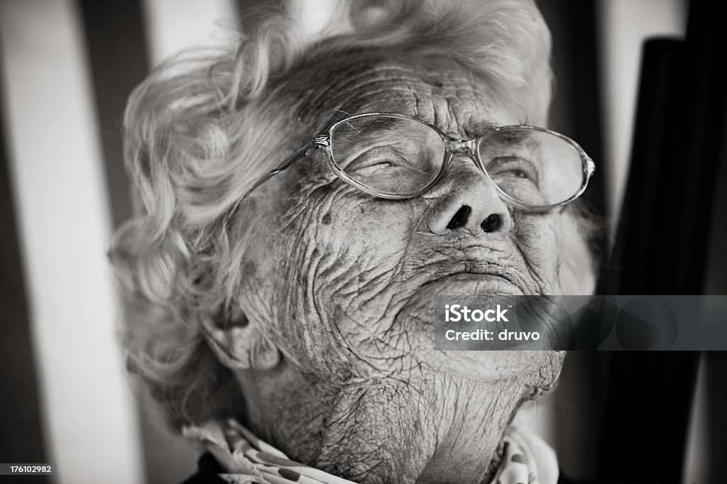 Krzyczący Starszy Dama - Zbiór zdjęć royalty-free (Czarno biały)