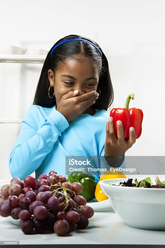 Criança fazendo salada - Foto de stock de 10-11 Anos royalty-free
