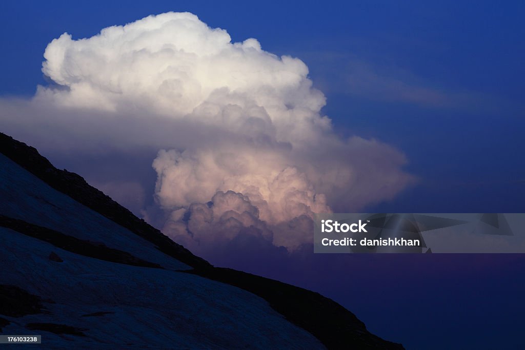 Twilight Zone Wolken über schneebedeckte Berge - Lizenzfrei Natur Stock-Foto