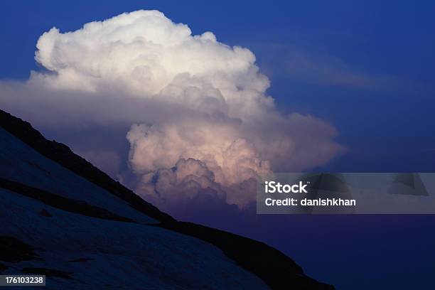 Twilight Zone Wolken Über Schneebedeckte Berge Stockfoto und mehr Bilder von Natur - Natur, Abenddämmerung, Asien