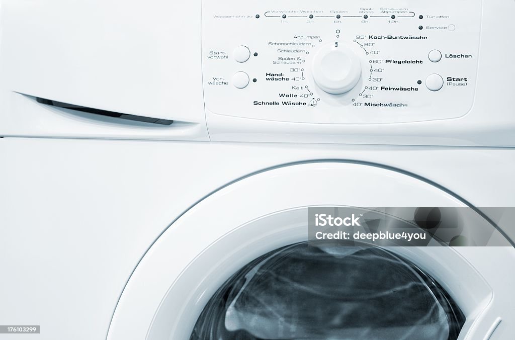Bianco lavatrice con ruota anteriore programma - Foto stock royalty-free di Ambientazione interna
