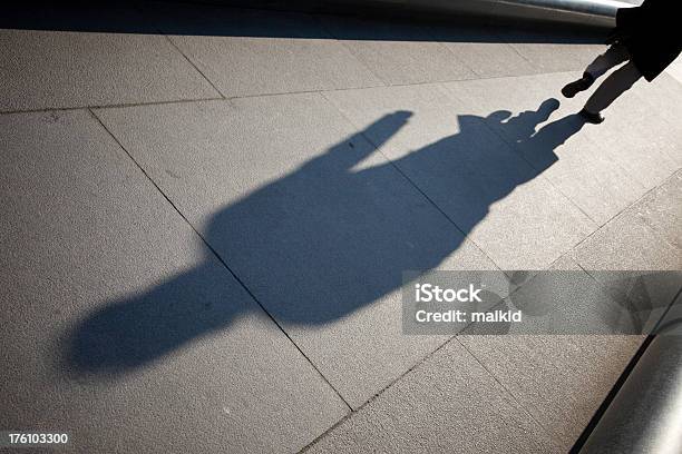 Foto de Sombras De Pessoas e mais fotos de stock de Adulto - Adulto, Alto contraste, Andar