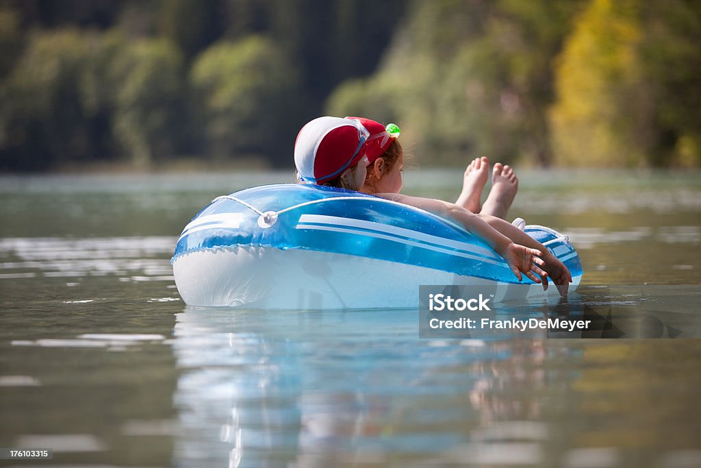 Due ragazze rilassante in un gommone sul lago - Foto stock royalty-free di Bambino