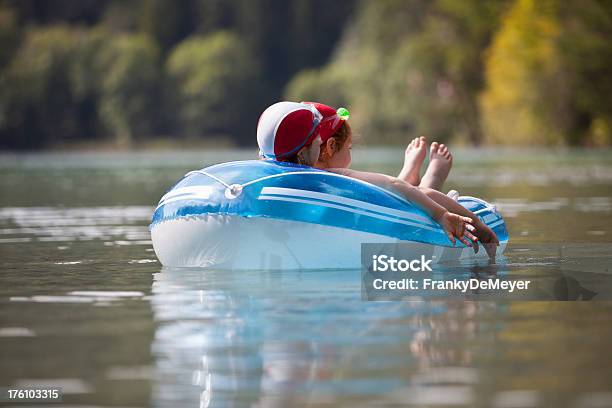 Duas Raparigas A Relaxar Em Uma Classe De Borracha No Lago - Fotografias de stock e mais imagens de Boia - Equipamento de Desporto Aquático