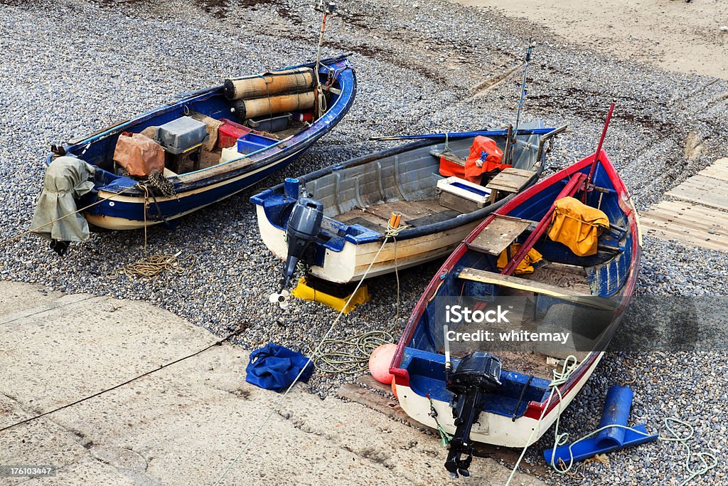 Les bateaux de pêche à pebbly beach Norfolk - Photo de Bateau de pêche libre de droits