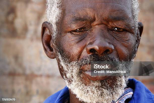 Wise Stary Człowiek Afrykański - zdjęcia stockowe i więcej obrazów Senior - Senior, Afroamerykanin, Mężczyźni