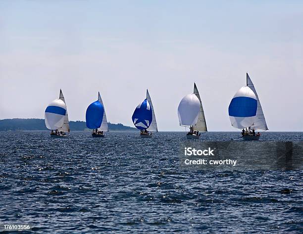 Columnas De Línea Foto de stock y más banco de imágenes de Colorido - Colorido, Vela balón, Carrera