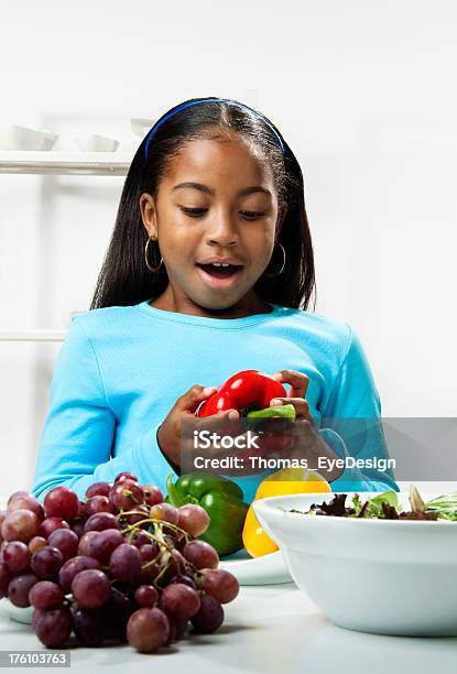 하위 만드는 샐러드 10-11세에 대한 스톡 사진 및 기타 이미지 - 10-11세, 건강한 생활방식, 건강한 식생활