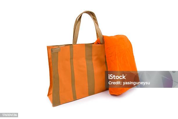 Photo libre de droit de Orange Serviette Et Sac De Plage banque d'images et plus d'images libres de droit de Serviette de bain - Serviette de bain, Fond blanc, Sac