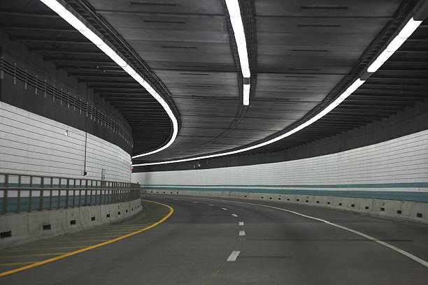 big puisez tunnel - highway underground corridor street photos et images de collection