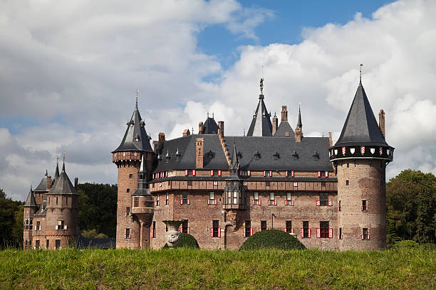 istock Haarzuilens Castle, behind a green dike (XXXL) 176104240
