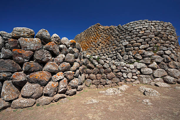 башня - surrounding wall boulder basalt igneous rock стоковые фото и изображения