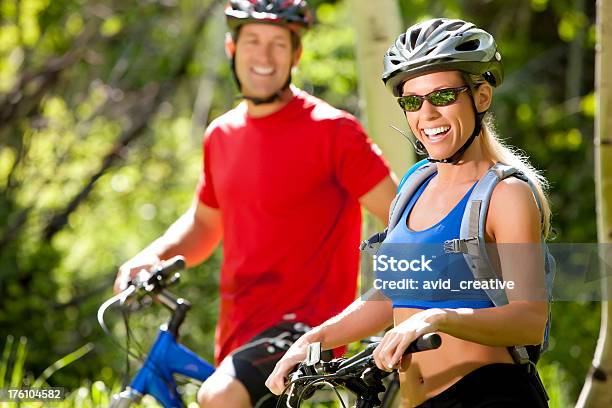 Foto de Atraente Feminino De Mountain Bike e mais fotos de stock de 30 Anos - 30 Anos, 40-49 anos, Adulto