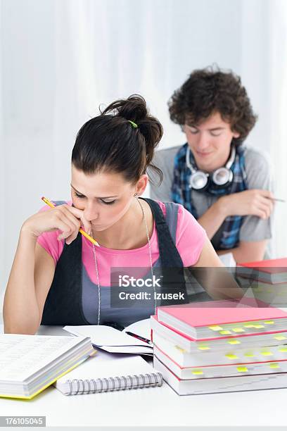 Dos Adolescentes Estudiando Foto de stock y más banco de imágenes de 16-17 años - 16-17 años, 18-19 años, Adolescencia