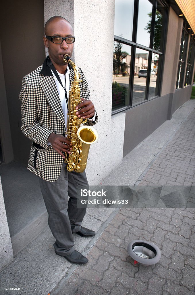 Musicista ambulante - Foto stock royalty-free di 40-44 anni