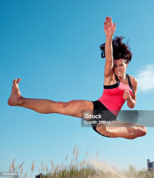 空手ジャンプ女性 - 1人のストックフォトや画像を多数ご用意 - 1人, 20代, 25-29歳