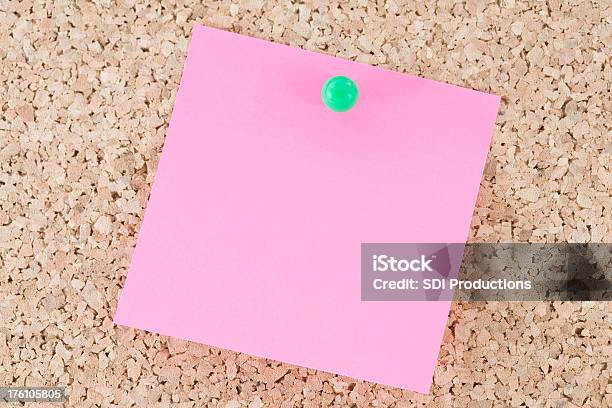 Leeren Hinweis Papier Auf Corkboard Mit Pushpin Stockfoto und mehr Bilder von Anschlagbrett - Anschlagbrett, Bildhintergrund, Braun