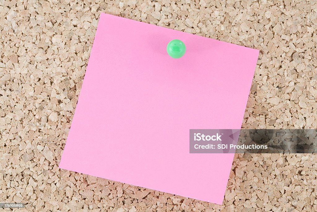 Nota de papel blanco sobre Corkboard con pasador de inserción - Foto de stock de Artículo de papelería libre de derechos